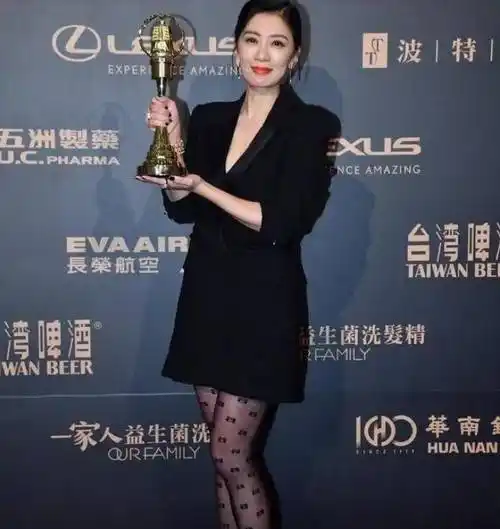 论不服老只服贾静雯,黑色字母丝袜搭配修身西服大秀制服风采!