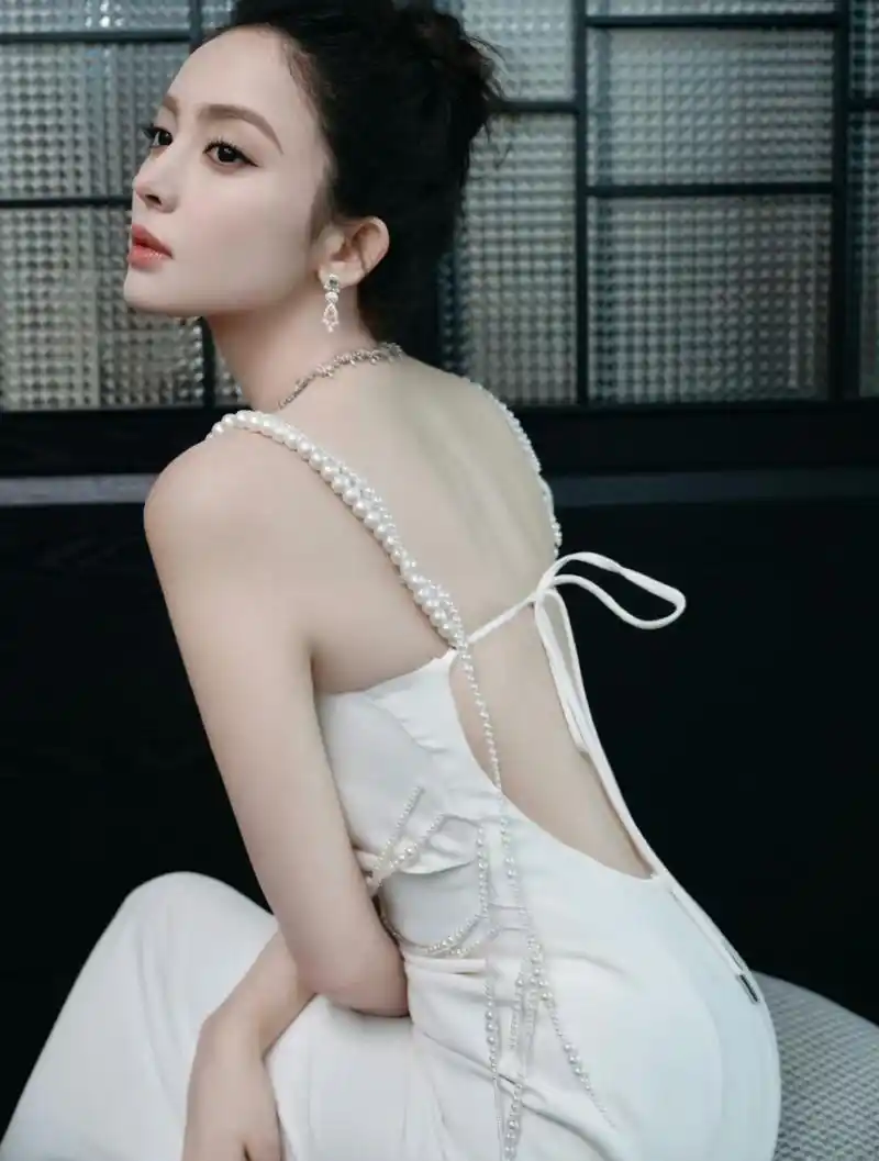 古力娜扎美照,美背真的是太性感迷人了!#养眼美女