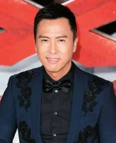 同是55岁,一个头发掉光像80岁老头,一个精神抖擞身手矫健_甄子丹