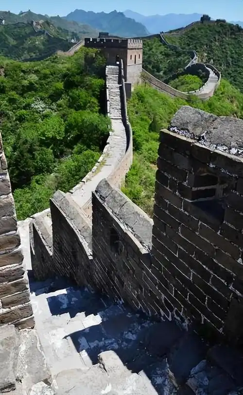 长城距今两千多年为何从不倒塌原来秦始皇用了一个残忍的方法