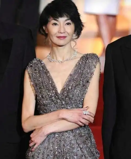 不老女神张曼玉素颜做饭晒国外生活,斩影后却情路坎坷!