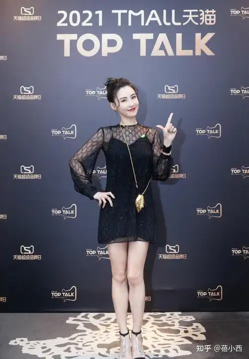 张柏芝拥有着165厘米的优秀身高,这也让她成为了行走的衣架子,为了
