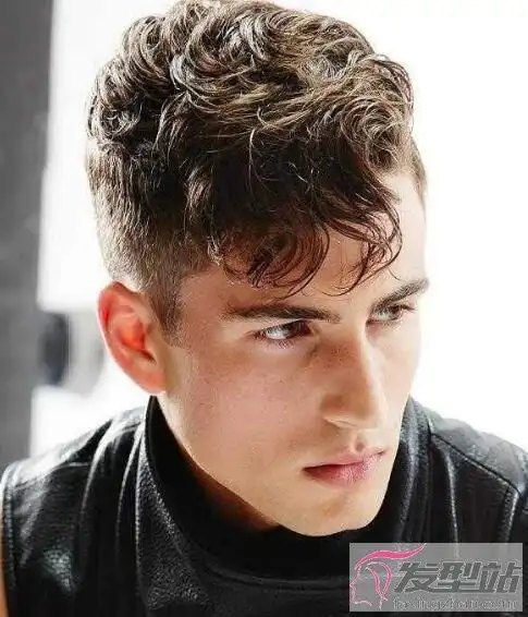 男生适合烫哪种发型波浪卷发时髦灵动显脸小