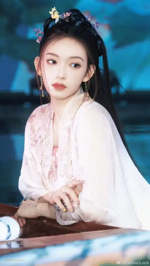 程潇丨荷塘撑伞大片78少女身穿宋制汉服,似古装剧里穿越出来的女