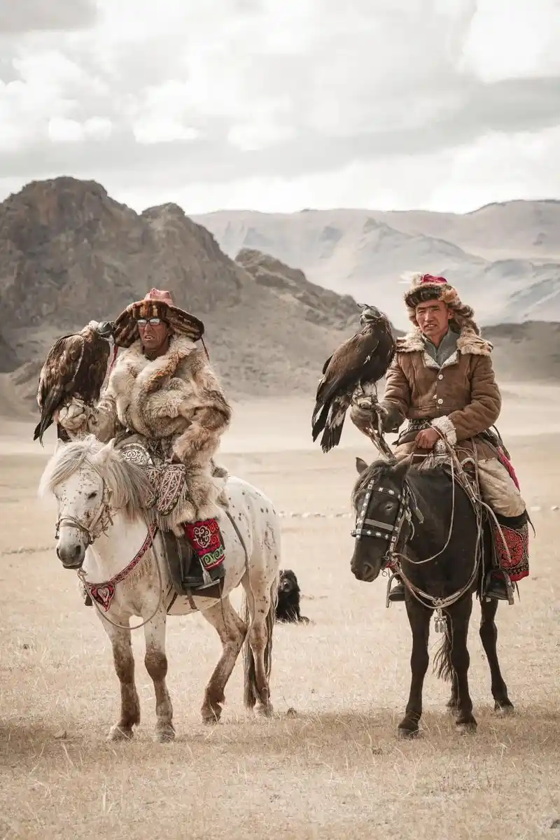 蒙古西部阿尔泰地区是每年哈萨克族人举办猎鹰节的 - 抖音