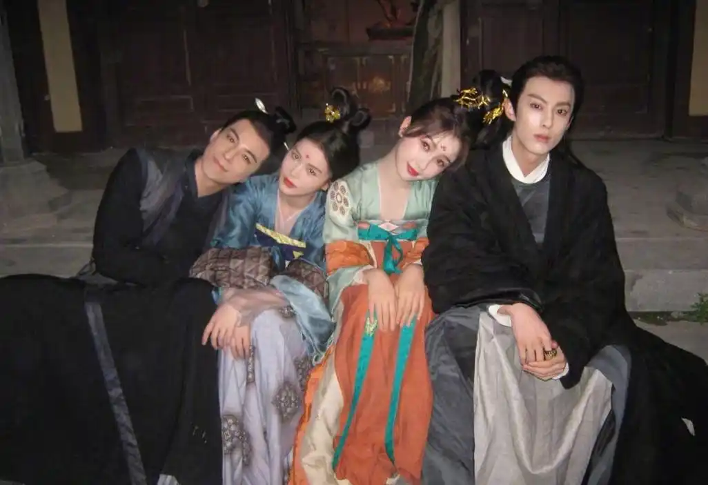 赵露思王鹤棣同框拍代言,cp感超强显甜蜜,咖位力压男方惹众议