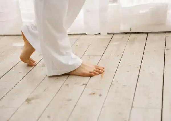 光脚踩过夏天,爱上实木地板