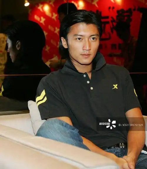 谢霆锋25岁的照片终于知道他为什么说男生要找回该有的荷尔蒙