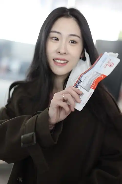 张碧晨长发披肩双眸清澈气质佳 对镜浅笑清纯可人