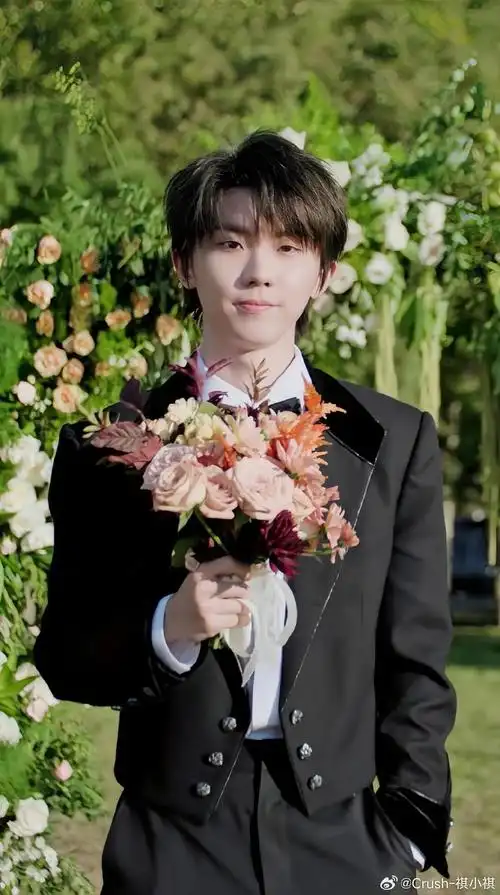 会拿着花来迎接我嘛 唱着他不懂