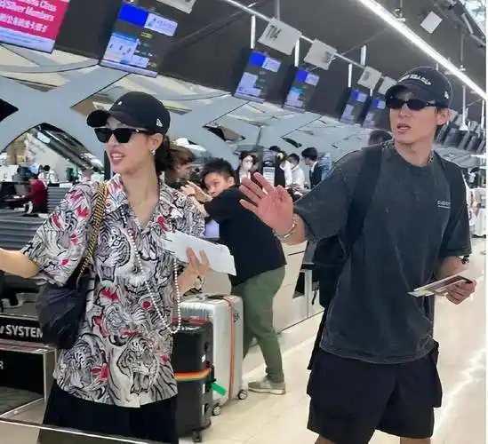 钟楚曦晒男友角度旅行照,穿比基尼秀身材,曲线完美零赘肉太吸睛