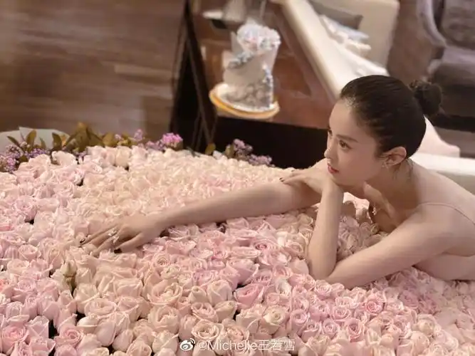闺蜜生日李小璐豪气送1599朵玫瑰花还晒出两人亲脸照