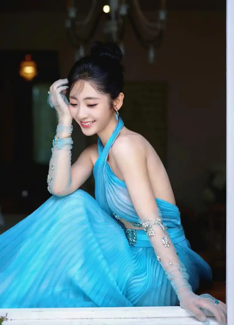 邢菲# 一袭蓝色挂脖露背纱裙,甜美清纯的容颜,白皙水嫩的肌肤,窈窕