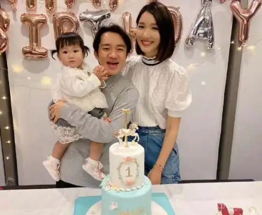 王祖蓝宣布二胎得女首晒一家四口合照一家人嘟嘴亲亲好温馨