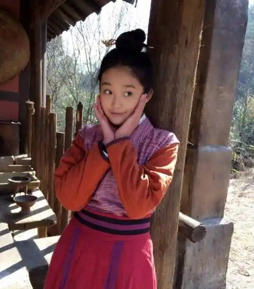 9岁刚出道就走红,凭借《芈月传》名声大燥,如今颜值逆天_柴蔚_小时候