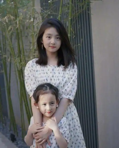 黄磊一家五口颜值真高多多穿针织衬衫很温柔母女俩如复制粘贴