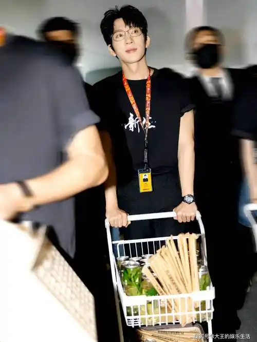 井柏然首度公开秀恩爱,夸赞刘雯素颜很好看!