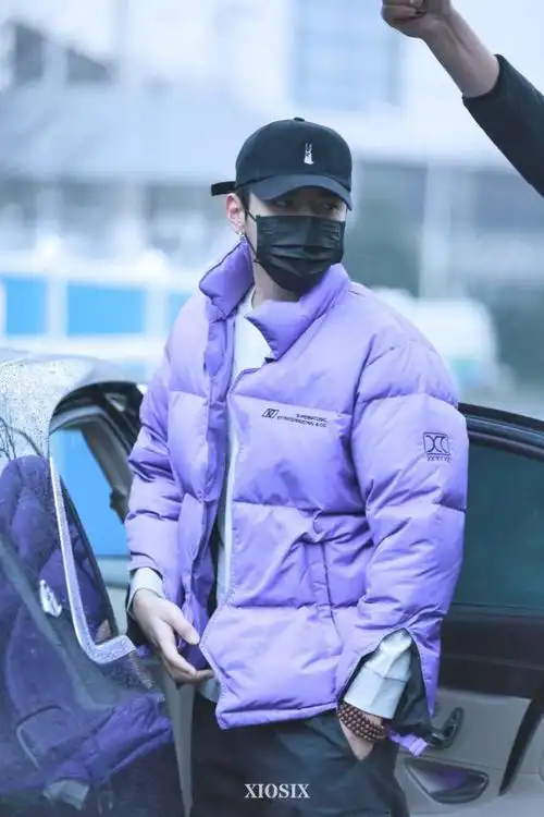 戴着黑色棒球帽的吴亦凡,身上穿着一件黑色的羽绒服外套简单又高级,内