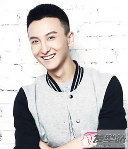 欧美男士很适合剃平头,顶部保留细碎的发丝,侧面头发剃得很光滑,五官