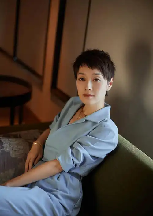 43岁马伊琍还是剪短发显年轻,长发像大妈一样,明白短发几点就够