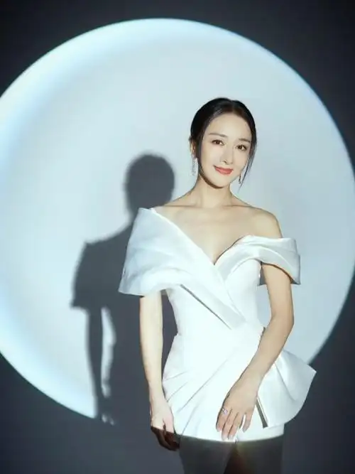 李依晓身材真不错,穿白色礼服雍容华贵,优雅高贵_腾讯新闻