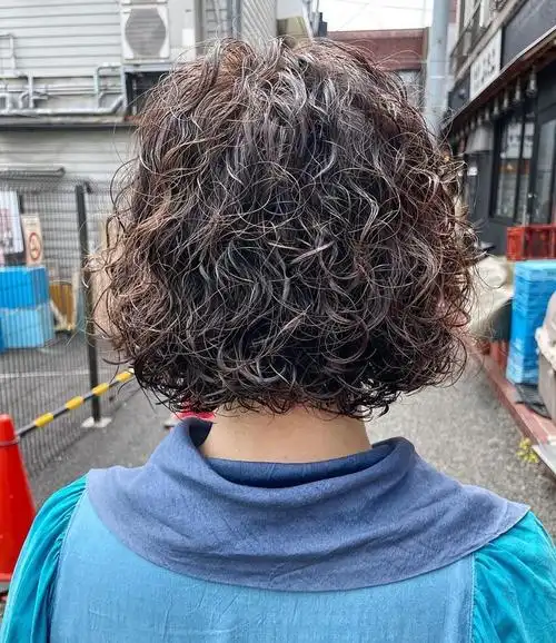 如果不喜欢太小的卷,或者自己的脸型不适合小卷发型的话,中卷烫发无疑