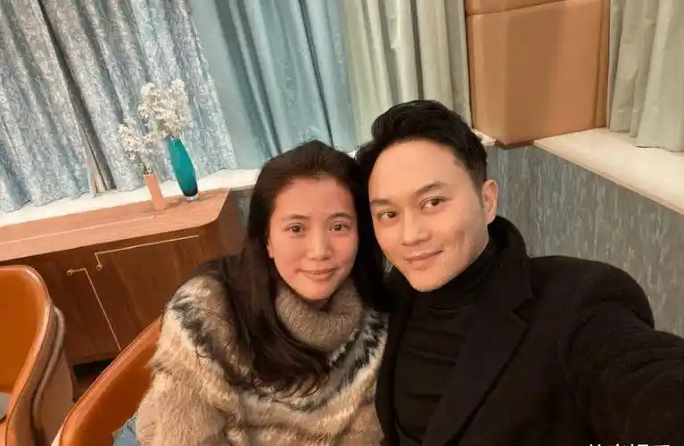 袁咏仪张智霖商场购买防疫用品,看到近照后,网友:好幸福_妻子_工作