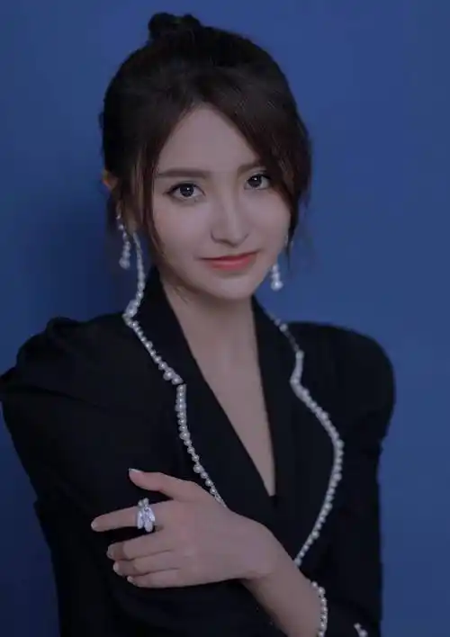 金子涵《金曲青春》造型,黑色网纱配西装修身裙露肩设计好性感,好时尚