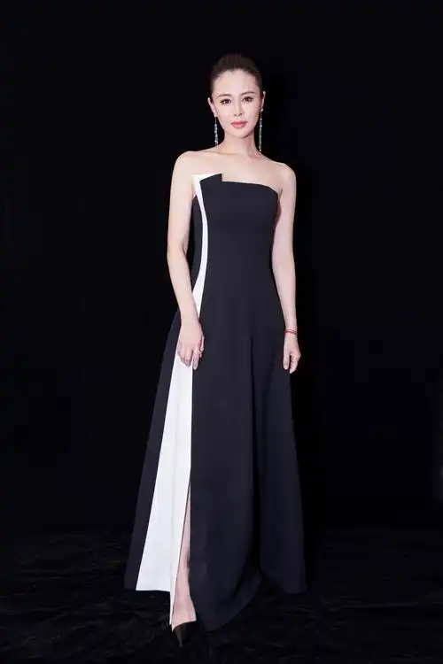 关悦黑色拖尾长裙亮相珠宝晚宴 美肩衬蛮腰妩媚干练