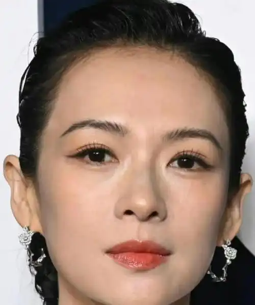 章子怡离婚后青春水灵如少女,被质疑整了眼睛,遭吐槽演戏像盲人