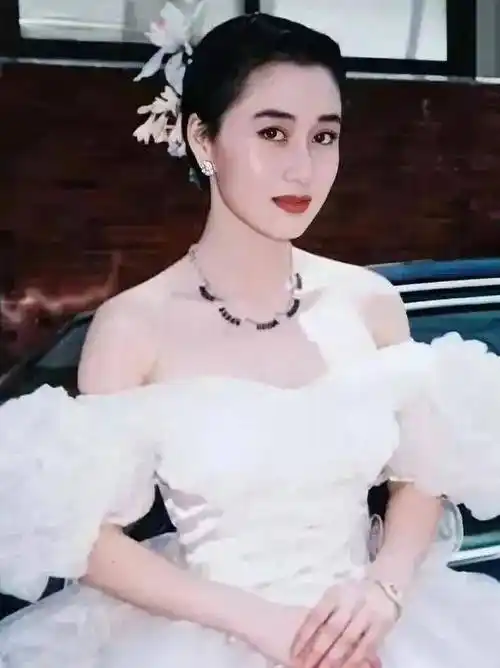 63岁利智和61岁李连杰近照曝光,网友感叹:夫妻俩老到让人认不出