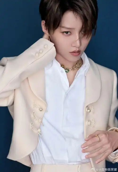 刘雨昕比耶自拍