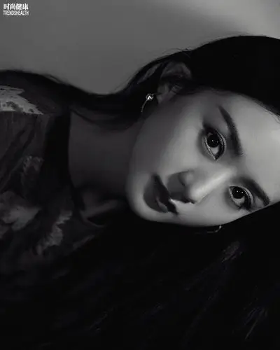黑白氛围,包罗万象,赵丽颖以黑长直造型出镜勾勒温柔身影,深邃的眼眸