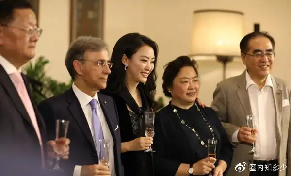 刘长乐已经70岁了现在已退居幕后他和同事们珍贵的合影照曝光