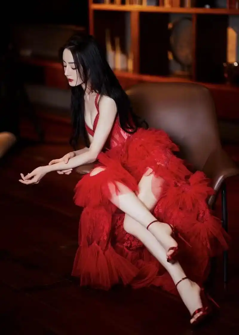 迪丽热巴身着红色长裙 展现复古气质|迪丽热巴|复古|气质_新浪新闻
