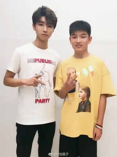 [王俊凯][新闻]180728 最新王俊凯合照 优雅帅气可可爱爱--爱豆app