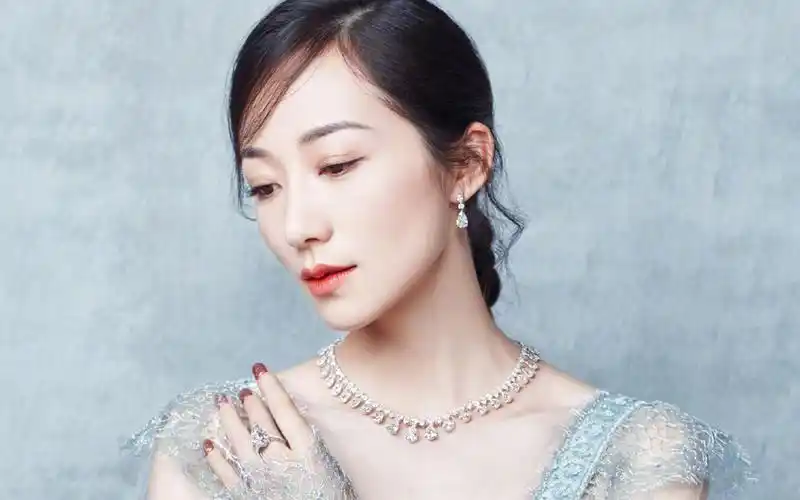 韩雪清新优雅金大福珠宝写真图片桌面壁纸