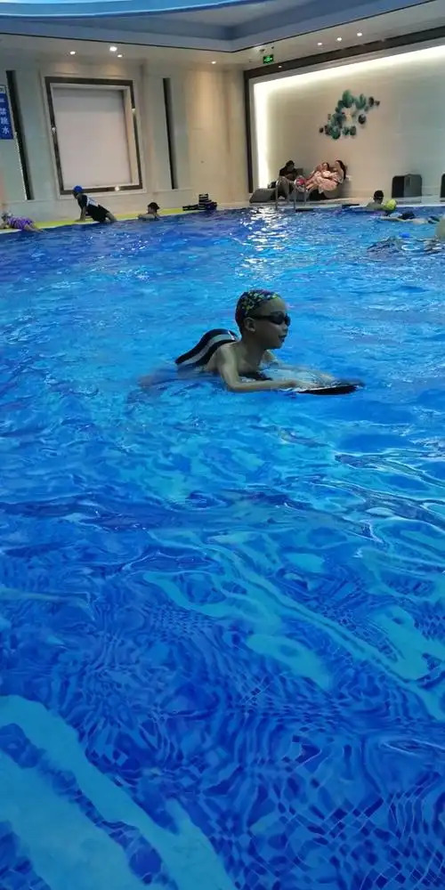 最开心的是爸爸有事出去了,把我一个人放游泳池,我自己学会了自创的泳