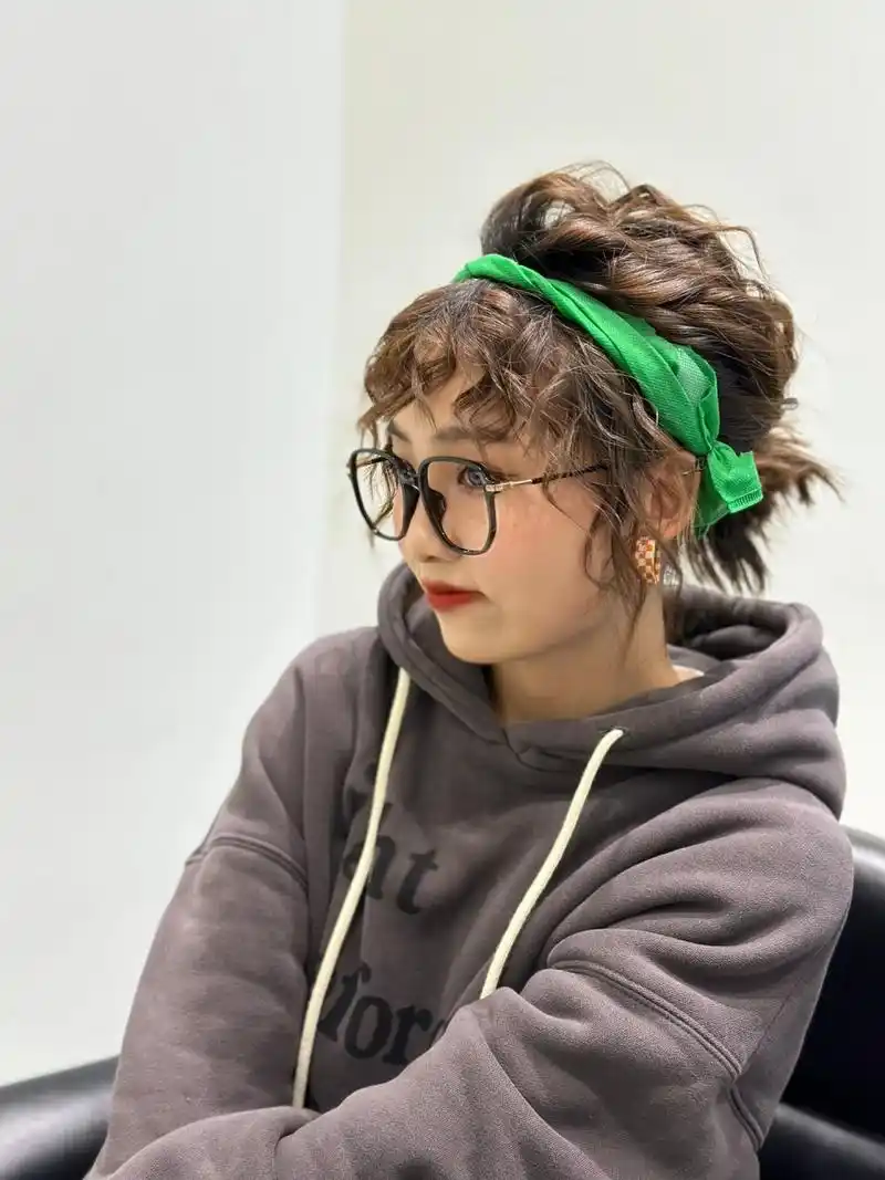 短发螺旋卷 对于这种螺旋烫发型,其实是适合各种脸型的,基本没有说哪