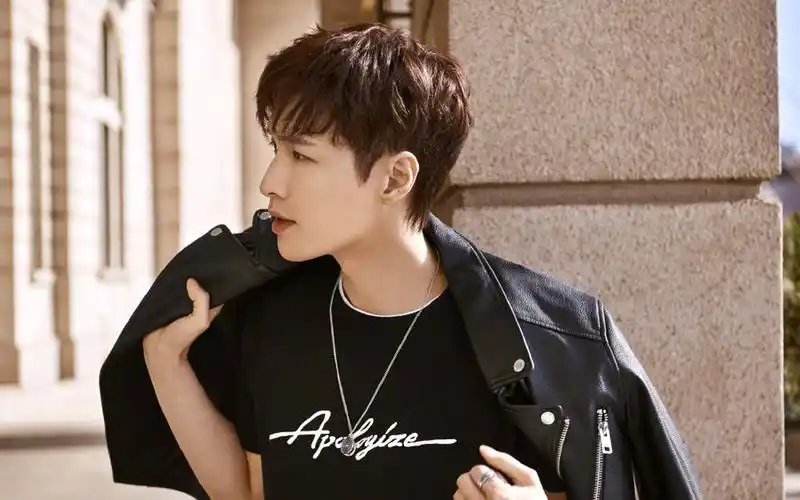 小鲜肉张艺兴帅气街拍图片桌面壁纸小鲜肉张艺兴帅气男明星