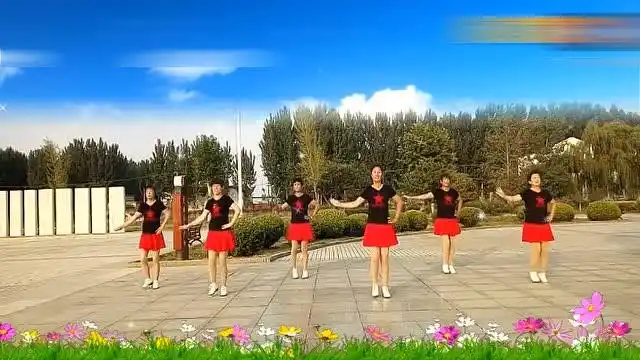 雪梅广场舞水月亮很好看哦