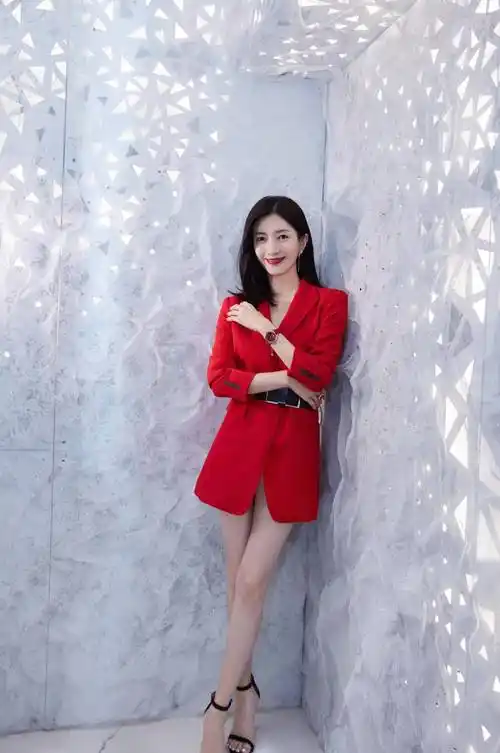 长腿女神江疏影身穿抹身材短裙,黑色高跟鞋大秀美腿,身材曲线诱人