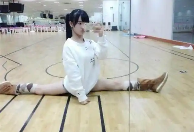 十位女星劈叉,baby尴尬,关晓彤勉强,宋茜抢眼,赵丽颖是假腿?