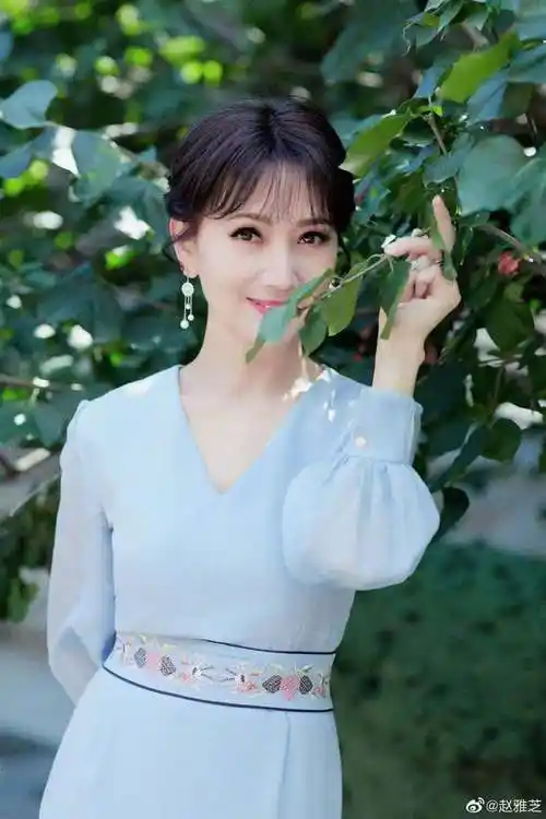 67岁赵雅芝荷塘边拍照 穿连衣裙撑伞气质温婉