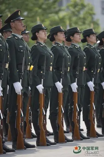 『图欣赏』军方曝光首批仪仗女兵训练秘照 走得齐站得齐