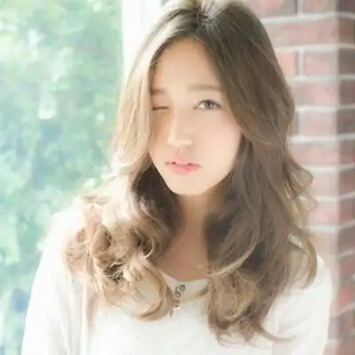 时尚看点:侧分的刘海打造出小脸的卷发造型,搭配上层次的碎发