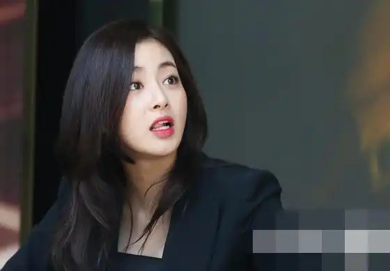 玄彬女友姜素拉不一样的亮相女版行走的西服架子组图