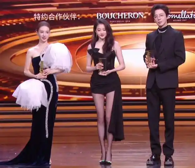 当26岁关晓彤跟33岁金晨站在一起,我才彻底明白,什么叫顶级骨相