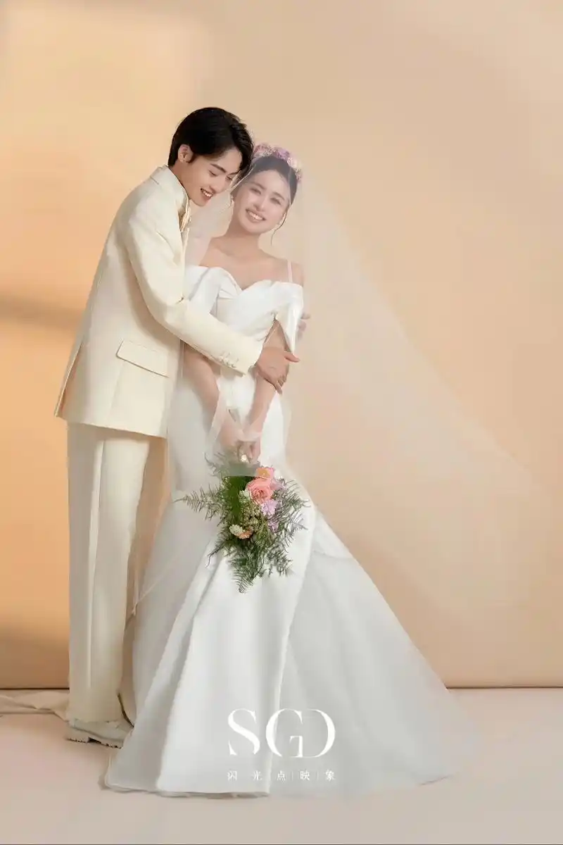 鲜花造型室内光影婚纱照