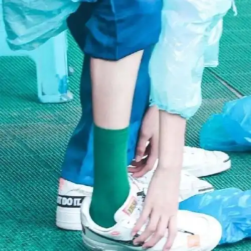 有没有赏丝发一个宋亚轩的跟腱图给我我要发给我的男性朋友让他羞耻